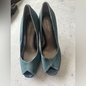 Nine West Blue Suede Peep Toe Heels Size 7 NWOT